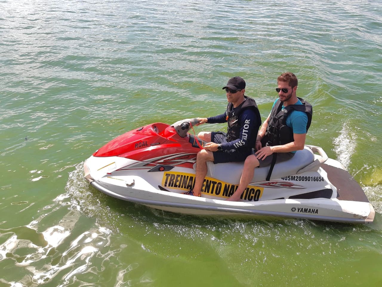 Instrutor e aluno na moto aquática de treinamento