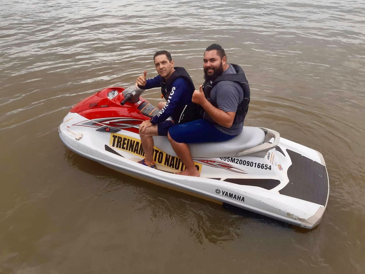 Instrutor e aluno na moto aquática durante o treinamento