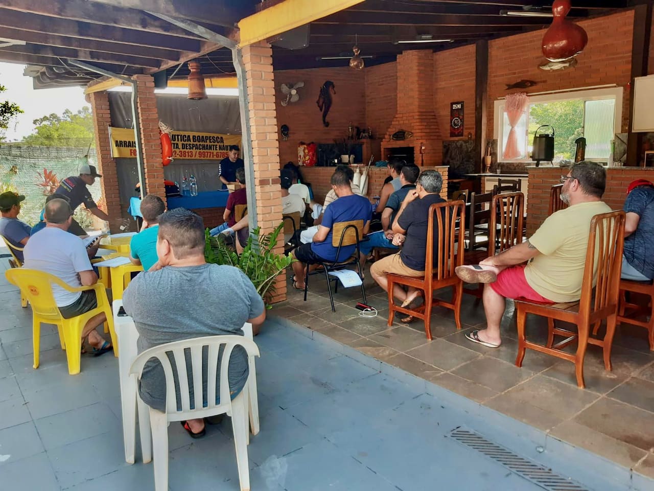 Aula teórica ministrada no quiosque, com a turma acompanhando