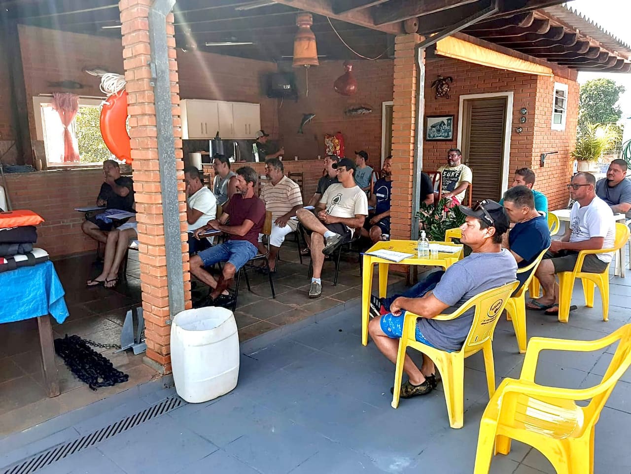 Vista ampla da aula teórica, com os alunos anotando