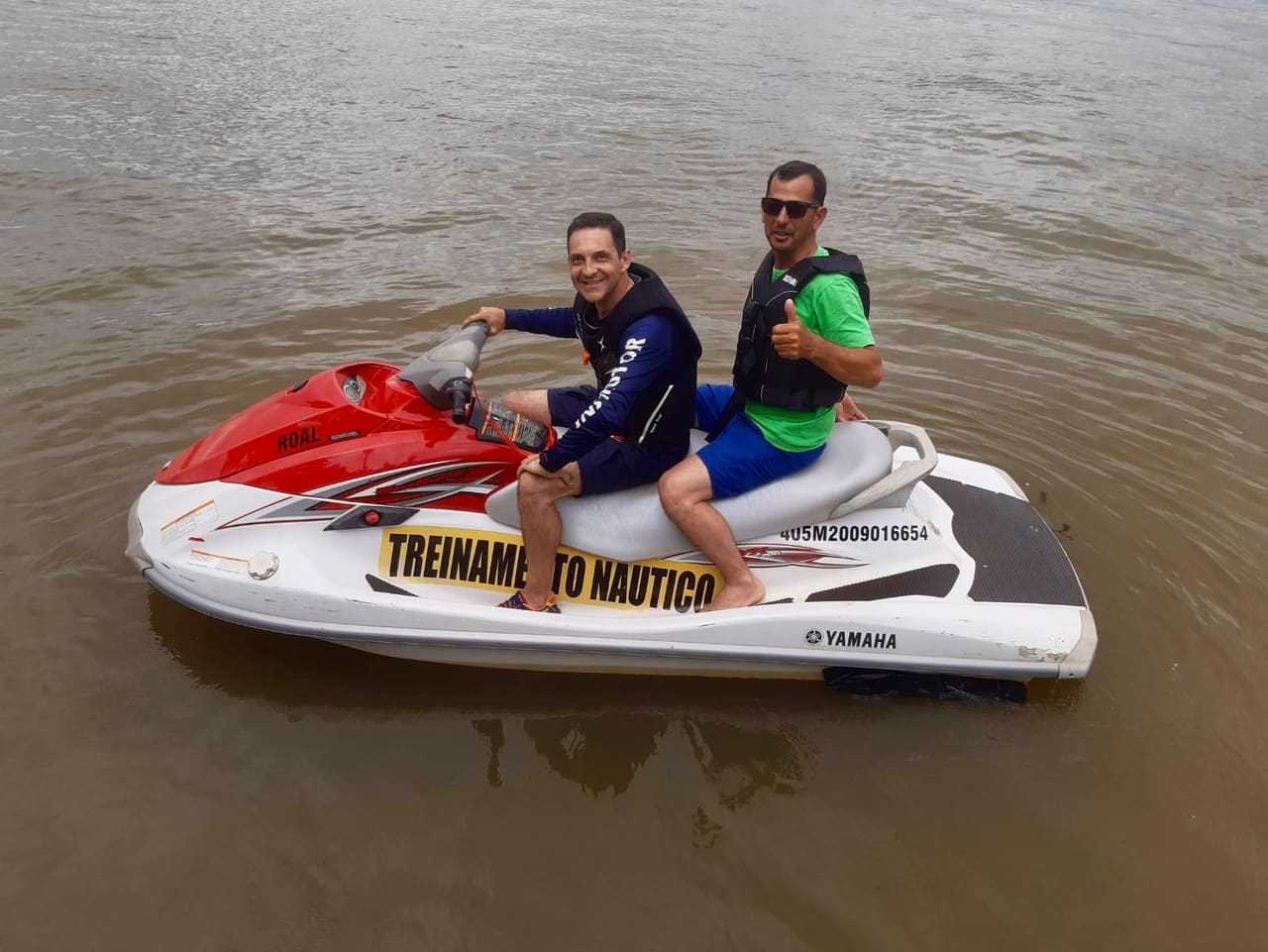 Aluno pilotando a moto aquática ao lado do instrutor