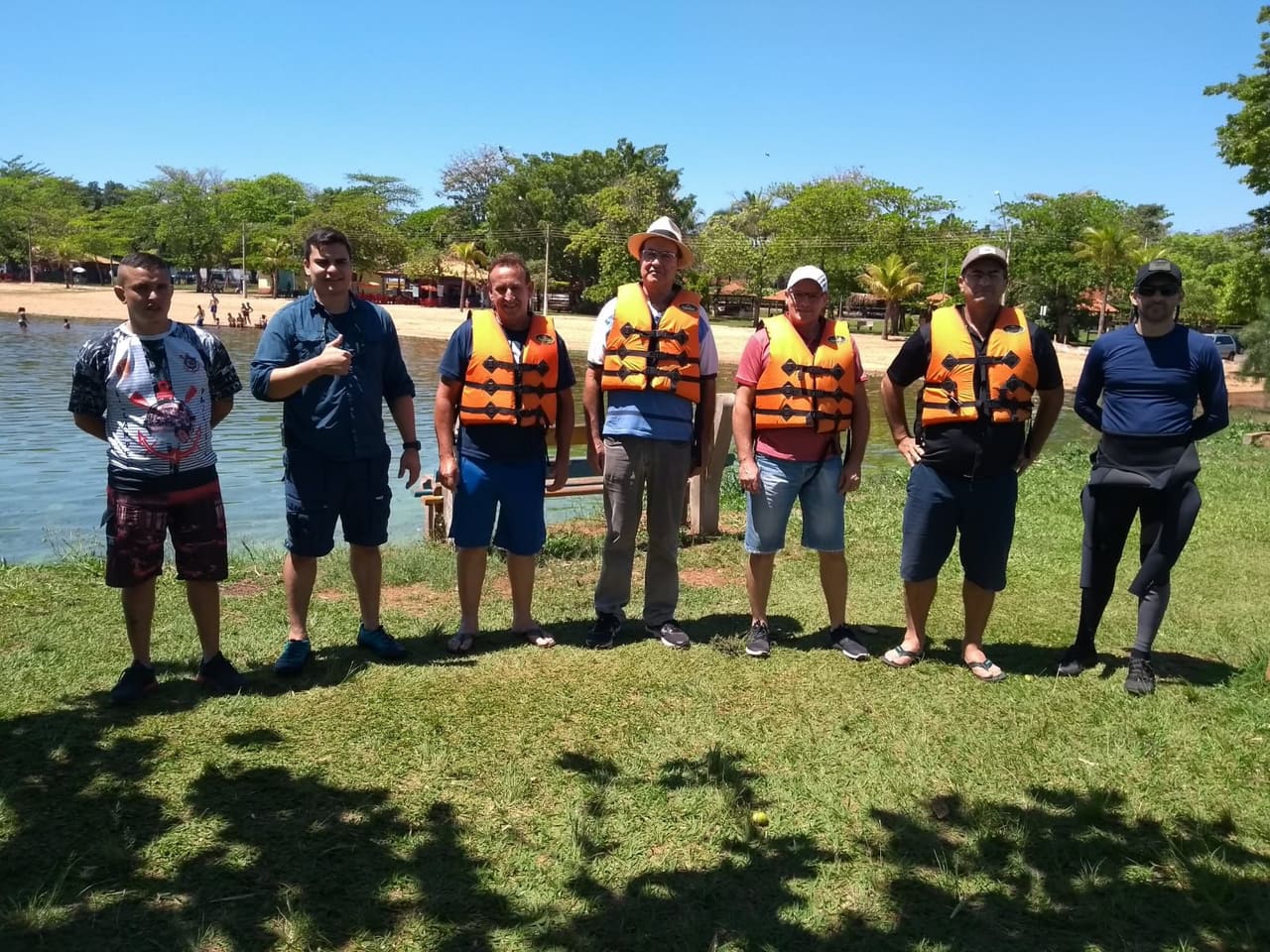Turma com coletes salva-vidas na prainha da represa