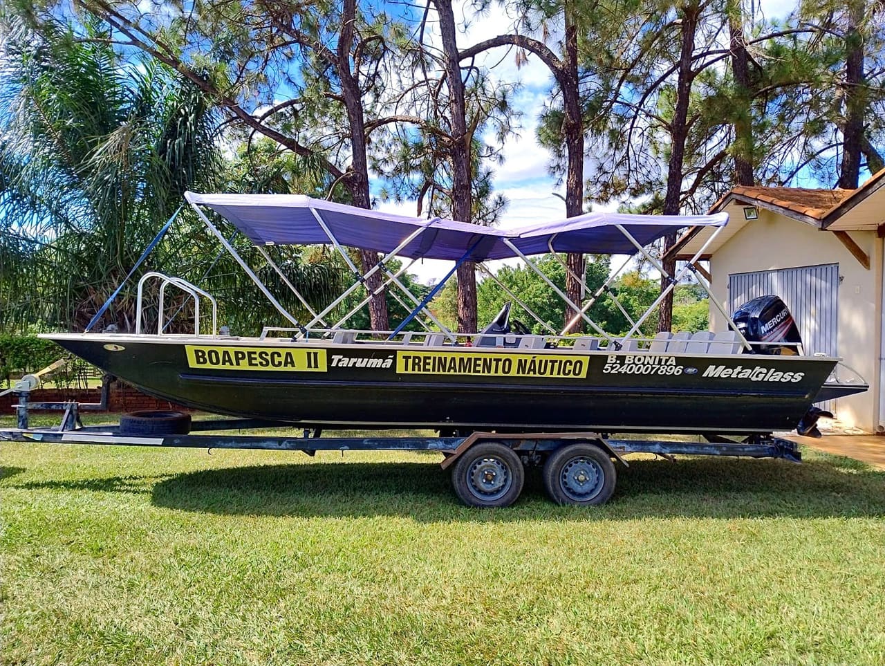 Barco BoaPesca II, usado no treinamento náutico, estacionado sobre a carreta