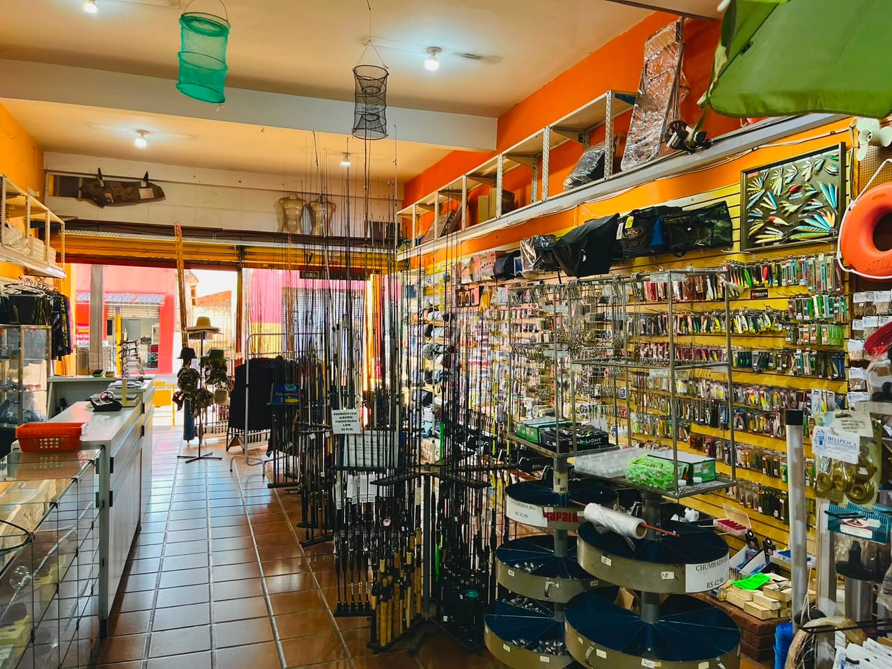 Balcão da loja com vista para a rua e o expositor giratório de chumbadas